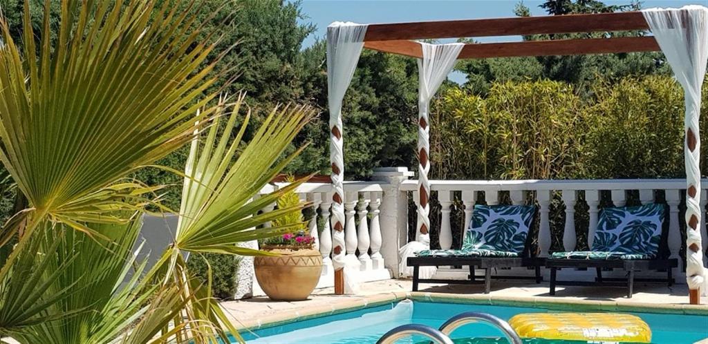 Villa T3 A 10' De Cassis - Piscine Privee Et Cuisine D'Ete Exterieure Carnoux-en-Provence Eksteriør bilde